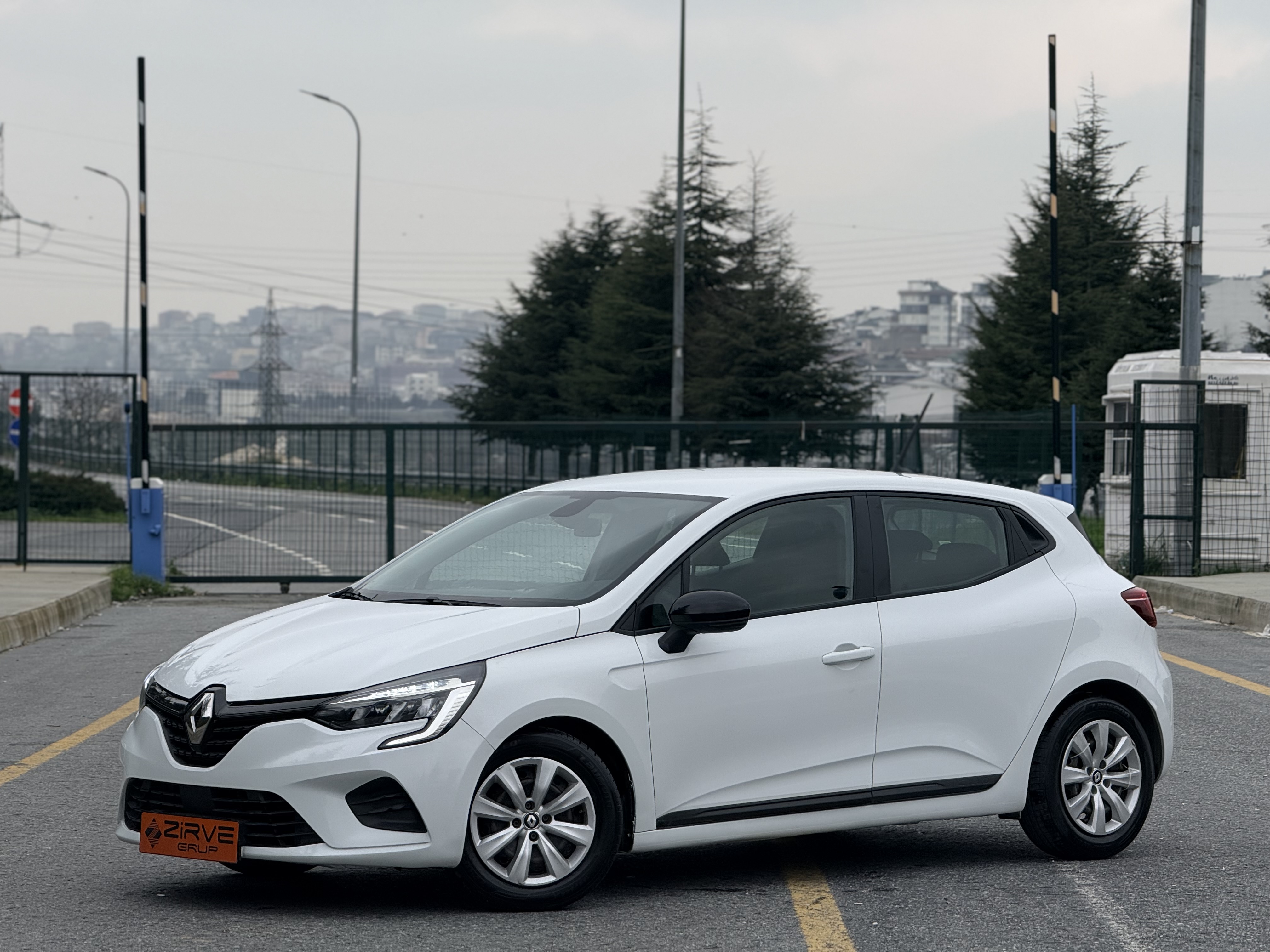 HATASIZ BOYASIZ RENAULT CLİO 2023 BEYAZ --BANKASIZ KREDİSİZ 36 AY TAKSİTLE--