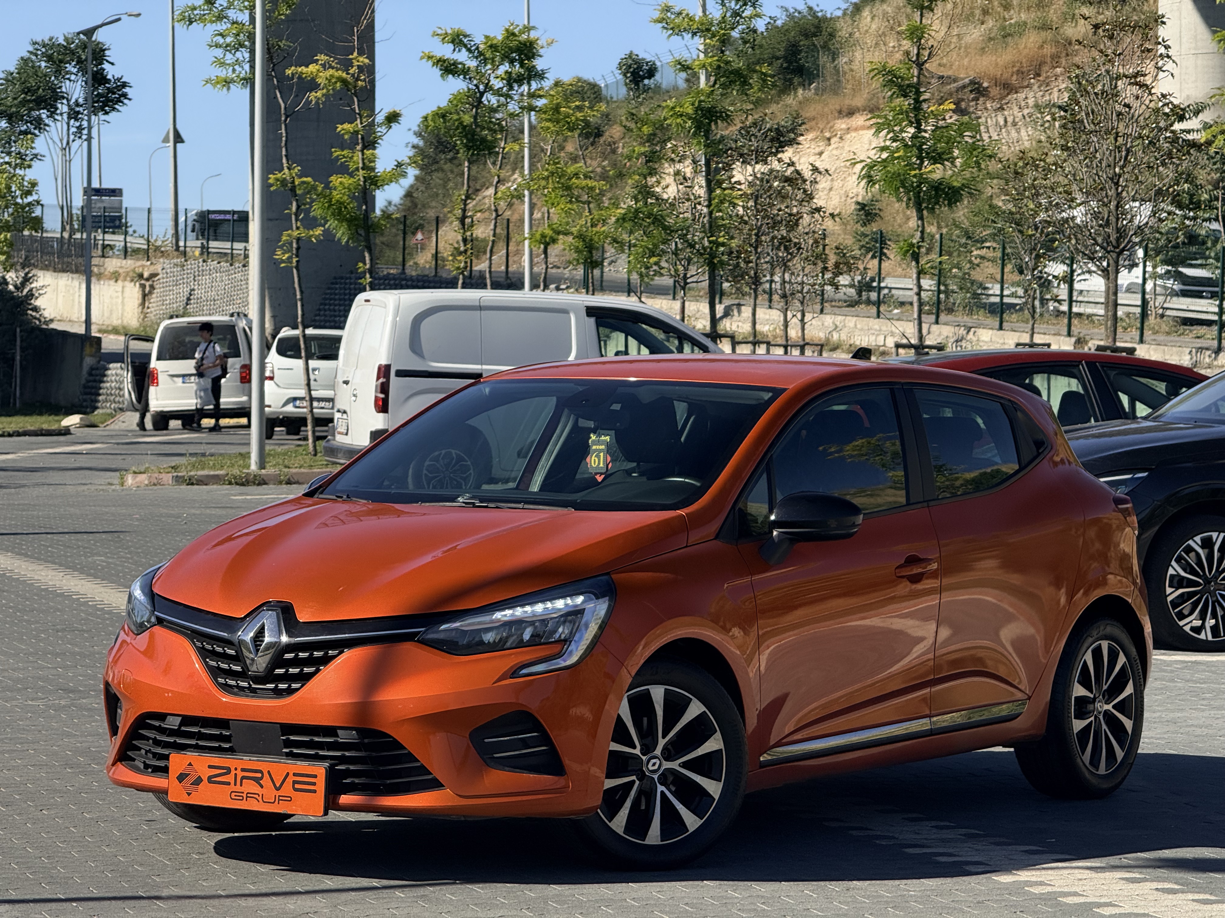 RENAULT CLİO 2023 TOUCH BOYASIZ 1.0TCE BENZİN 400 BİN PEŞİNATLA -BANKASIZ KREDİSİZ-